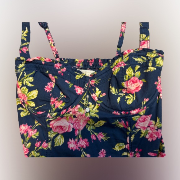 Abercrombie tank top. Stretchy top that molds to your body. - Picture 3 of 3